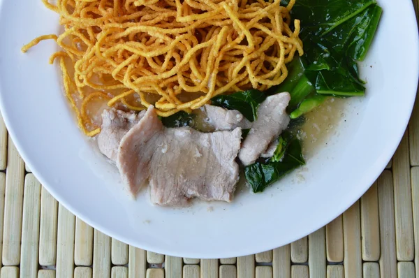 derin kızarmış şehriye soyunma sos sos plaka üzerinde