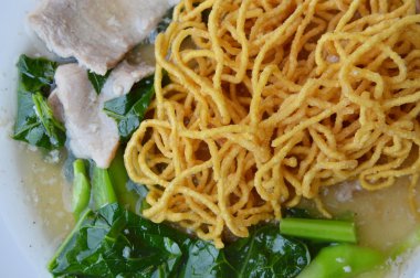 gevrek sarı makarna sosu sos sos plaka üzerinde