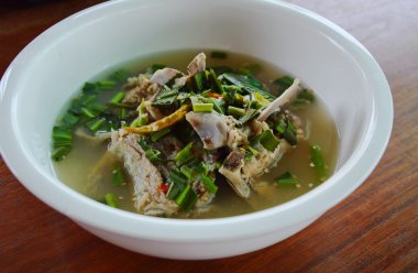 baharatlı ve ekşi çorbası üzerinde büyük beyaz kase haşlanmış domuz eti kemik