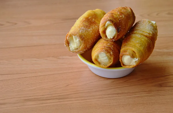 Crema de relleno de panecillo en taza — Foto de Stock