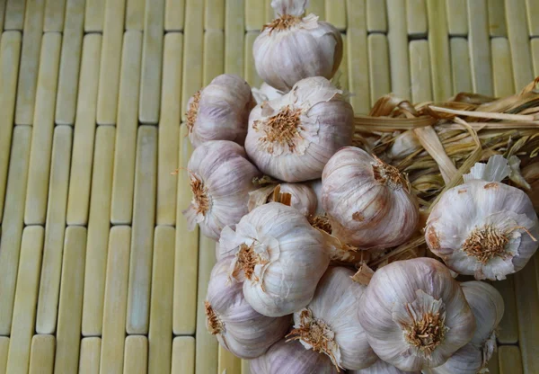 Bawang putih di piring bambu — Stok Foto