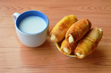 krema ve süt Kupası tablo doldurma rulo ekmek