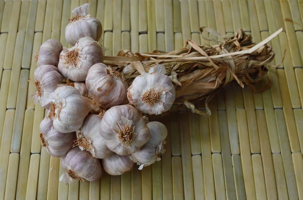 Cabang bawang putih di piring bambu — Stok Foto