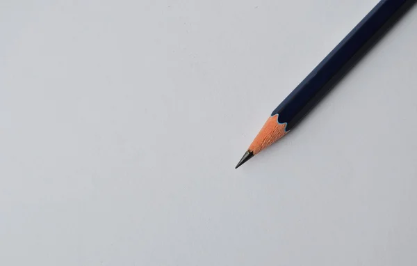 Beyaz kağıt üzerine kalem — Stok fotoğraf