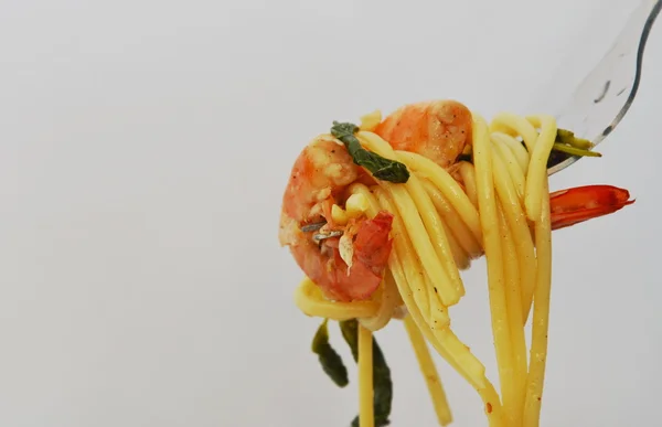 Espaguetis picantes fritos con camarones en un tenedor — Foto de Stock