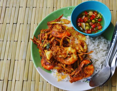 baharatlı karıştırın Kızarmış karides ve balık biber sosu Kupası kalamar