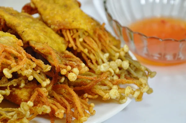 Jamur Enokitake goreng bungkus pangsit dengan saus cabai manis — Stok Foto