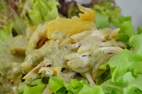 Molho de salada de frango molho azedo em prato — Fotografia de Stock