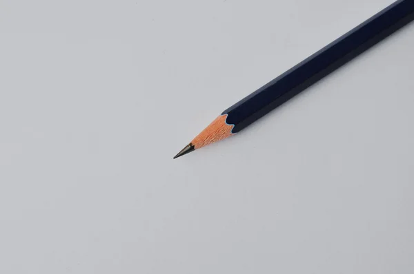 Beyaz kağıt üzerine kalem — Stok fotoğraf