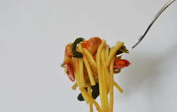 Смажені гострі спагетті з креветками на вилці — стокове фото