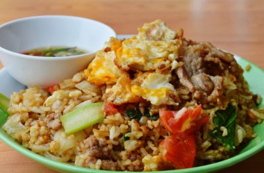 yumurta ve domuz çanak üzerinde kızarmış pilav