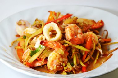 baharatlı karıştırın Kızarmış karides ve herb ile kalamar