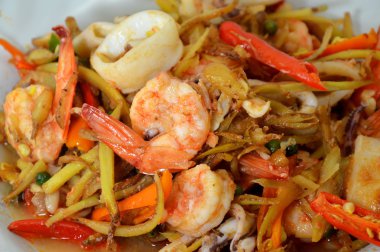 baharatlı karıştırın Kızarmış karides ve herb ile kalamar