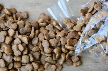köpek maması dökün plastik torba