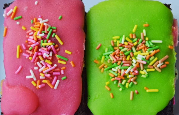 Cioccolato torta top colorato zucchero croccante sul piatto — Foto Stock