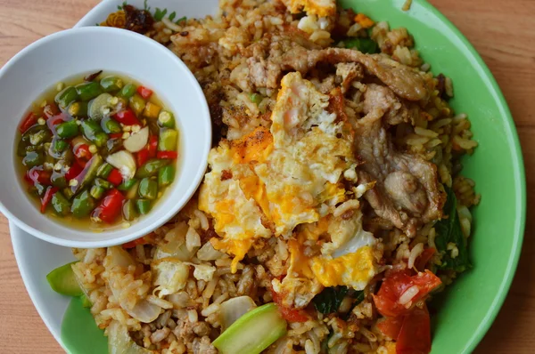 Gebratener Reis mit Ei und Chili-Fischsoße in Tasse — Stockfoto