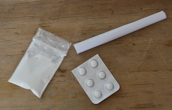 Κοκαΐνης σε επανασφραγιζόμενη σακούλα και ναρκωτικών φουσκάλα με ρολό χαρτιού — Φωτογραφία Αρχείου