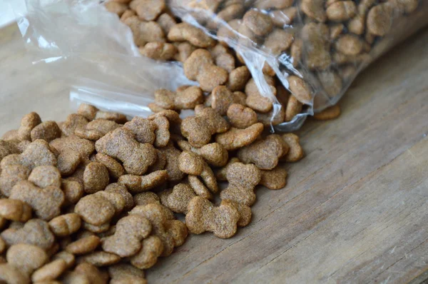 Makanan anjing tuangkan dari kantong plastik — Stok Foto