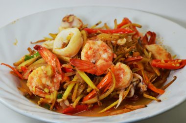 baharatlı karıştırın Kızarmış karides ve herb ile kalamar