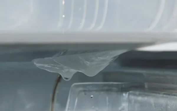Kapka vody z ledu v ledničce při odmrazování a čištění — Stock fotografie