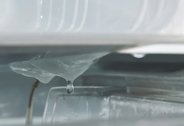 除霜和清洗时, 冰箱中的冰滴 — 图库照片