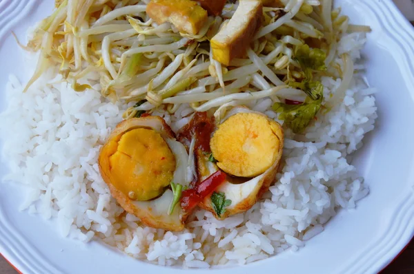 Oeuf frit avec sauce tamarin sucrée et germe de haricot sur riz — Photo