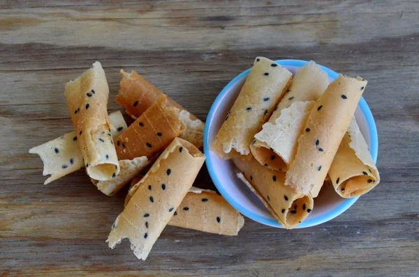 Crujiente laminado oblea tradicional postre tailandés en la taza — Foto de Stock