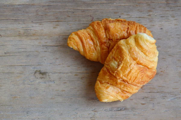 Smör croissant på träbord — Stockfoto