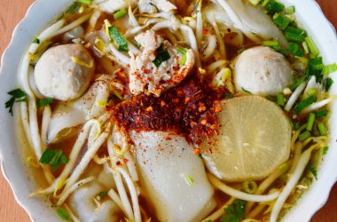 büyük noodle ile açık çorbası domuz topu üzerinde kırmızı biber