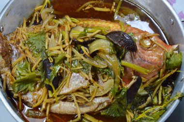 dilim zencefil ve mantar Tepesi soya soslu balık buğulama