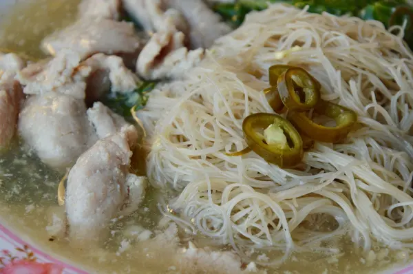 Fideos finos de arroz con salsa de salsa rebanada chile en vinagre —  Fotos de Stock