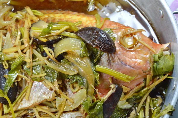 Pescado al vapor con salsa de soja rebanada jengibre y champiñones —  Fotos de Stock