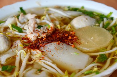 büyük noodle ile açık çorbası domuz topu üzerinde kırmızı biber