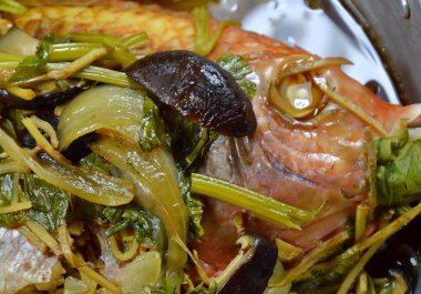 dilim zencefil ve mantar Tepesi soya soslu balık buğulama