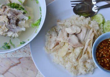 çanak üzerinde tavuk çorbası ile haşlanmış pirinç