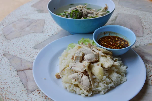 Στον ατμό κοτόπουλο και ρύζι που τρώνε με σάλτσα στο πιάτο — Φωτογραφία Αρχείου