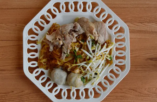 Mie nasi mengisi bola daging babi dan tauge di piring — Stok Foto
