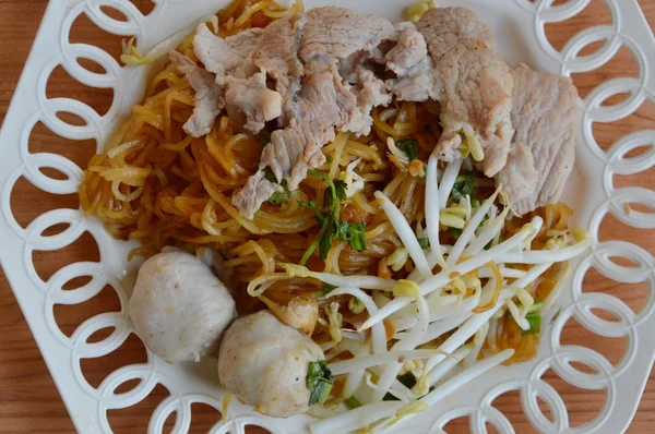 Relleno de fideos de arroz cerdo hervido y brote de frijol en el plato — Foto de Stock