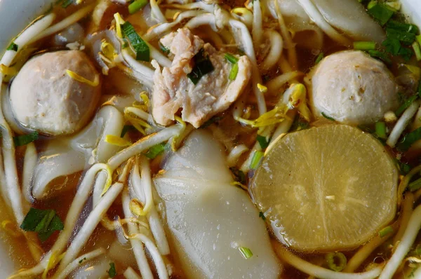 Fideos grandes con bola de cerdo en sopa clara — Foto de Stock