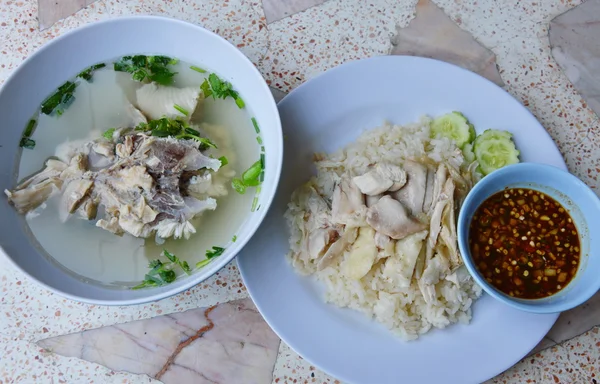 Nasi dikukus dengan sup ayam pada piring — Stok Foto