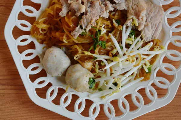 Mie nasi yang diisi dengan daging babi rebus dan tauge di atas piring — Stok Foto