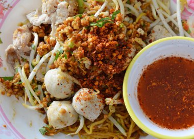 kırmızı biber ve yumurta noodle ile domuz topu üzerinde kavrulmuş fasulye