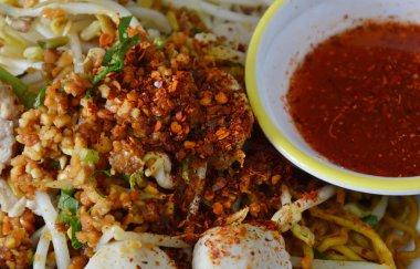 kırmızı biber ve sarı noodle ile domuz topu üzerinde ezilmiş fasulye