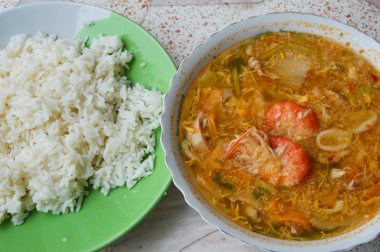 yumurta çorbası haşlanmış deniz ürünleri yemek ile sade pilav