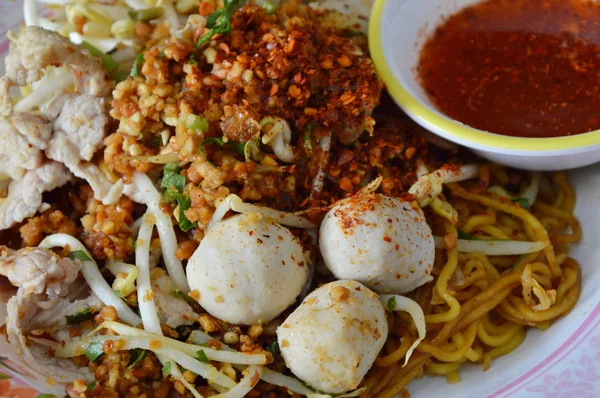 Cayenne peper en gemalen pinda op ei noodle met varkensvlees bal — Stockfoto