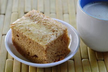 pasta ve süt kahve bambu plaka üzerinde