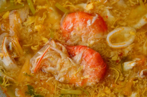 Udang rebus dengan sup telur dalam mangkuk — Stok Foto