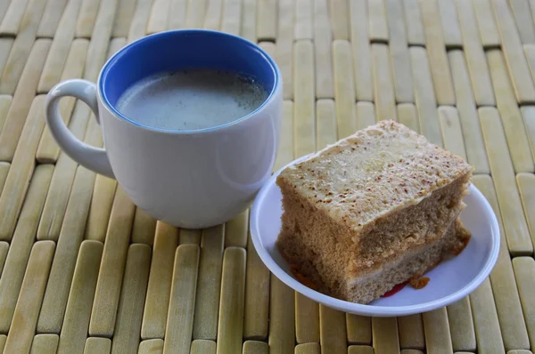 Torta és tej kávé bambusz tál — Stock Fotó