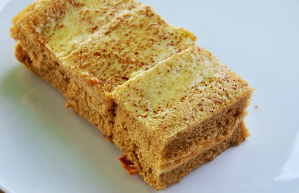 Gâteau au café sur plaque blanche — Photo