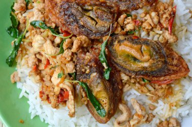 tavada kızartılmış siyah korunmuş yumurta ve kıyılmış domuz fesleğen yaprağı